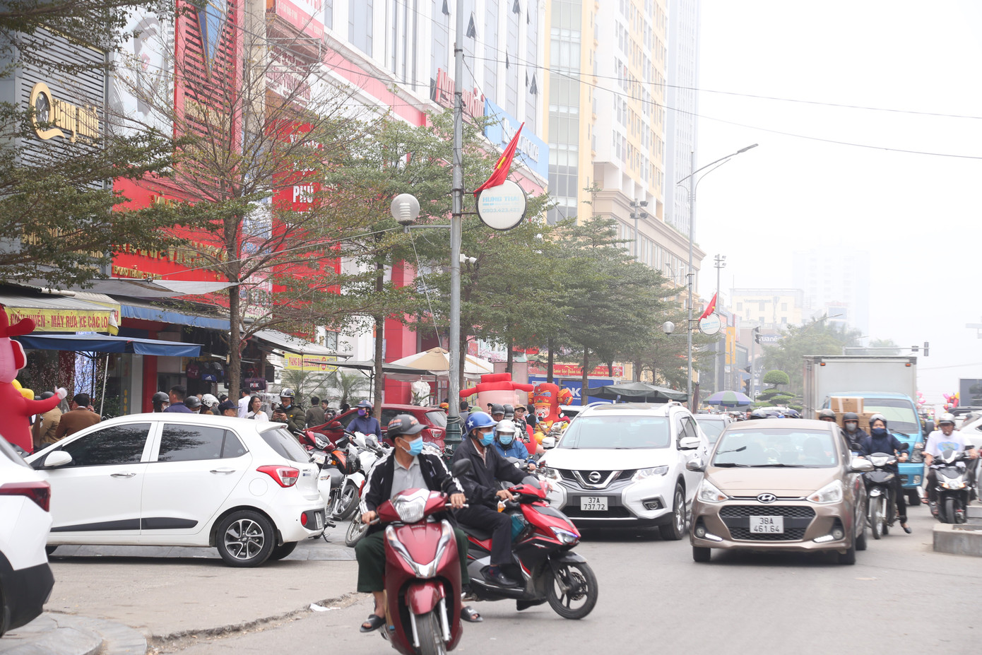 Do số lượng người dân đi mua vàng trong ngày vía Thần Tài tăng cao, giao thông tại một số tuyến đường bị ách tắc. Do số lượng người dân đi mua vàng trong ngày vía Thần Tài tăng cao, giao thông tại một số tuyến đường bị ách tắc.