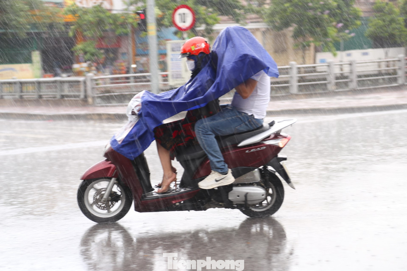Cơn mưa lớn khiến nhiều người “không kịp trở tay”. Cơn mưa lớn khiến nhiều người “không kịp trở tay”.
