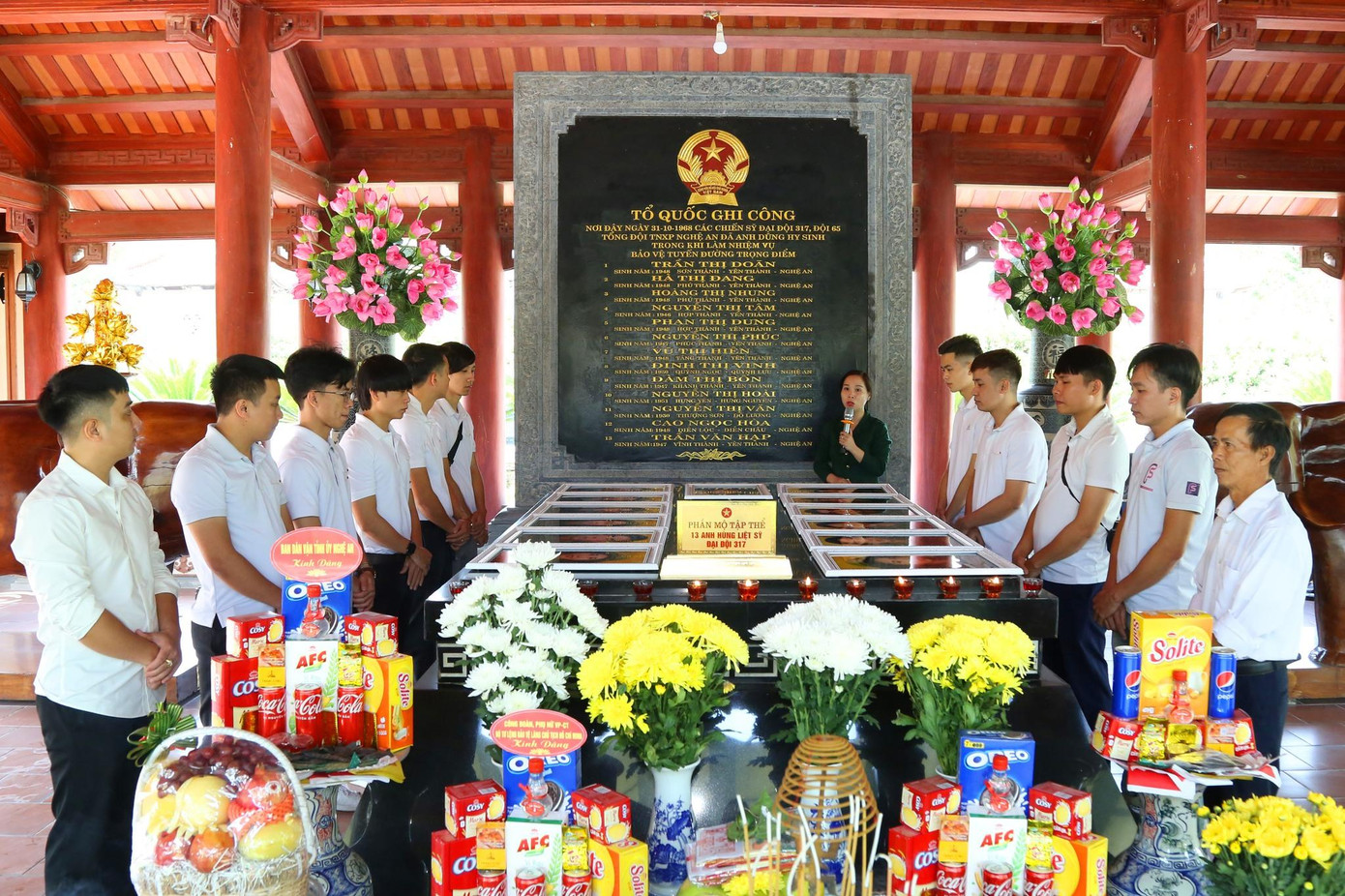 Những bức ảnh chân dung liệt sĩ được gửi tặng Ban quản lý di tích Truông Bồn