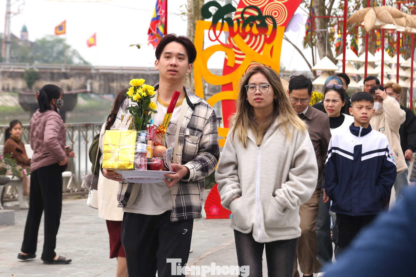 Nhiều dịch vụ như sắp mâm lễ, vận chuyển lễ vào đền được các cửa hàng xung quanh mở ra để phục vụ du khách. Những mâm lễ cúng có giá từ 300.000- 500.000 đồng. Có những mâm lễ lớn với nhiều thỏi vàng giá cả triệu đồng nhưng vẫn hút du khách mua để dâng lễ. Nhiều dịch vụ như sắp mâm lễ, vận chuyển lễ vào đền được các cửa hàng xung quanh mở ra để phục vụ du khách. Những mâm lễ cúng có giá từ 300.000- 500.000 đồng. Có những mâm lễ lớn với nhiều thỏi vàng giá cả triệu đồng nhưng vẫn hút du khách mua để dâng lễ.