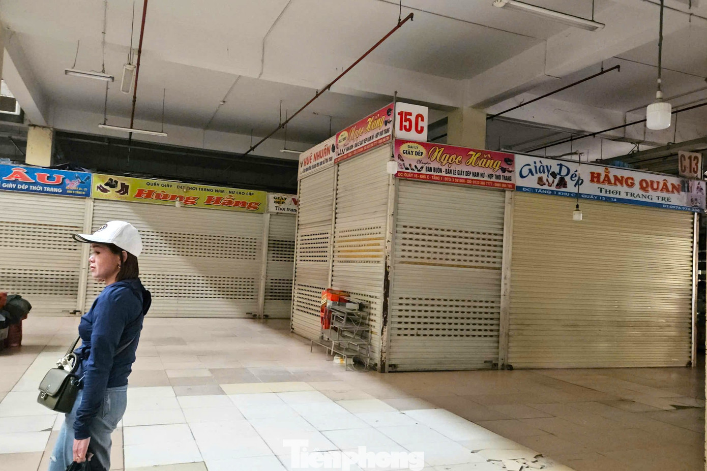 Ghi nhận của PV Tiền Phong sáng 29/5 tại chợ Vinh, hơn 1.000 ki-ốt ở tầng 1 và tầng 2 “cửa đóng then cửa”, ngừng kinh doanh. Đây là cảnh tượng chưa từng có, trái ngược hoàn toàn với khung cảnh sầm uất, nhộn nhịp thường thấy của khu chợ.