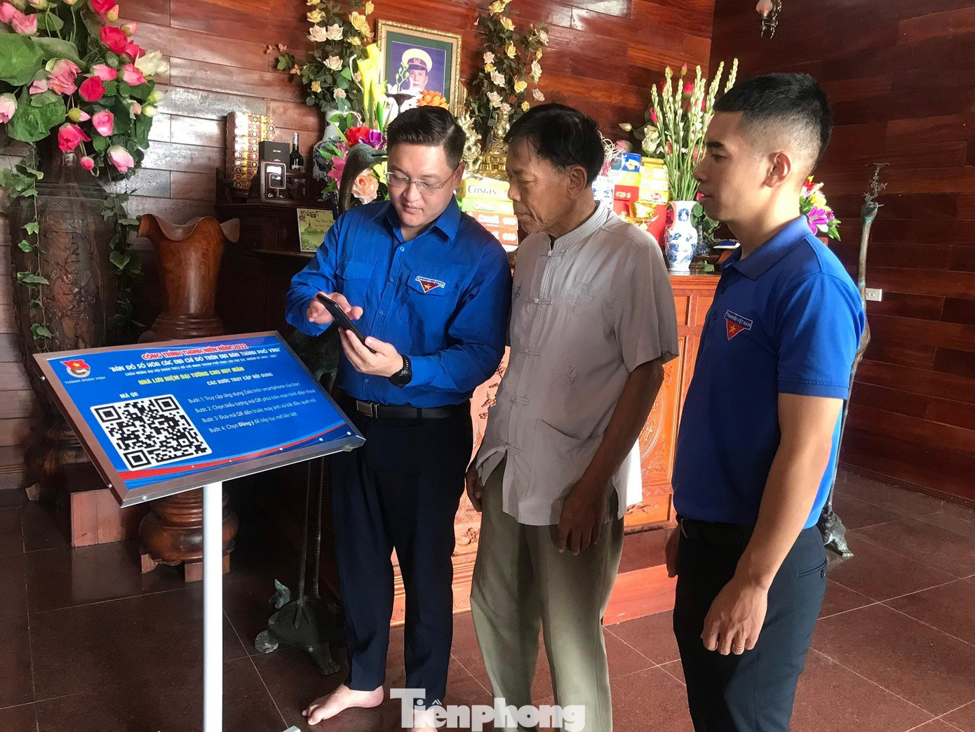 ĐVTN hướng dẫn người dân sử dụng phần mềm quét mã QR code để tìm kiếm thông tin các khu di tích lịch sử