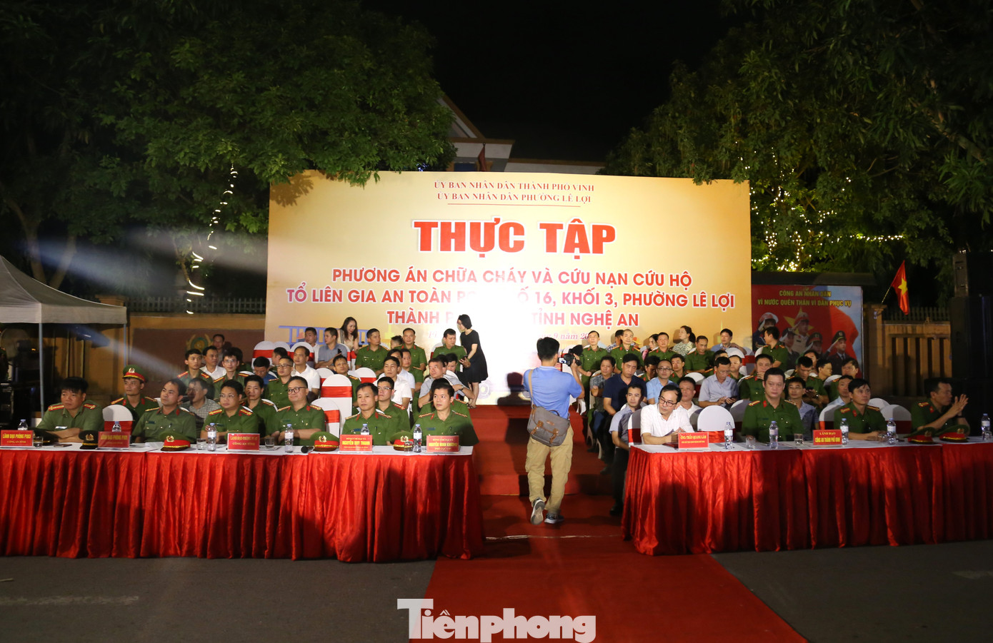 Tối 10/9, tại Nghệ An, buổi thực tập phương án chữa cháy diễn ra tại Tổ liên gia an toàn PCCC số 16, khối 3, phường Lê Lợi. Tham dự có Đại tá Nguyễn Minh Khương – Phó Cục trưởng Cục C07, Bộ Công an.