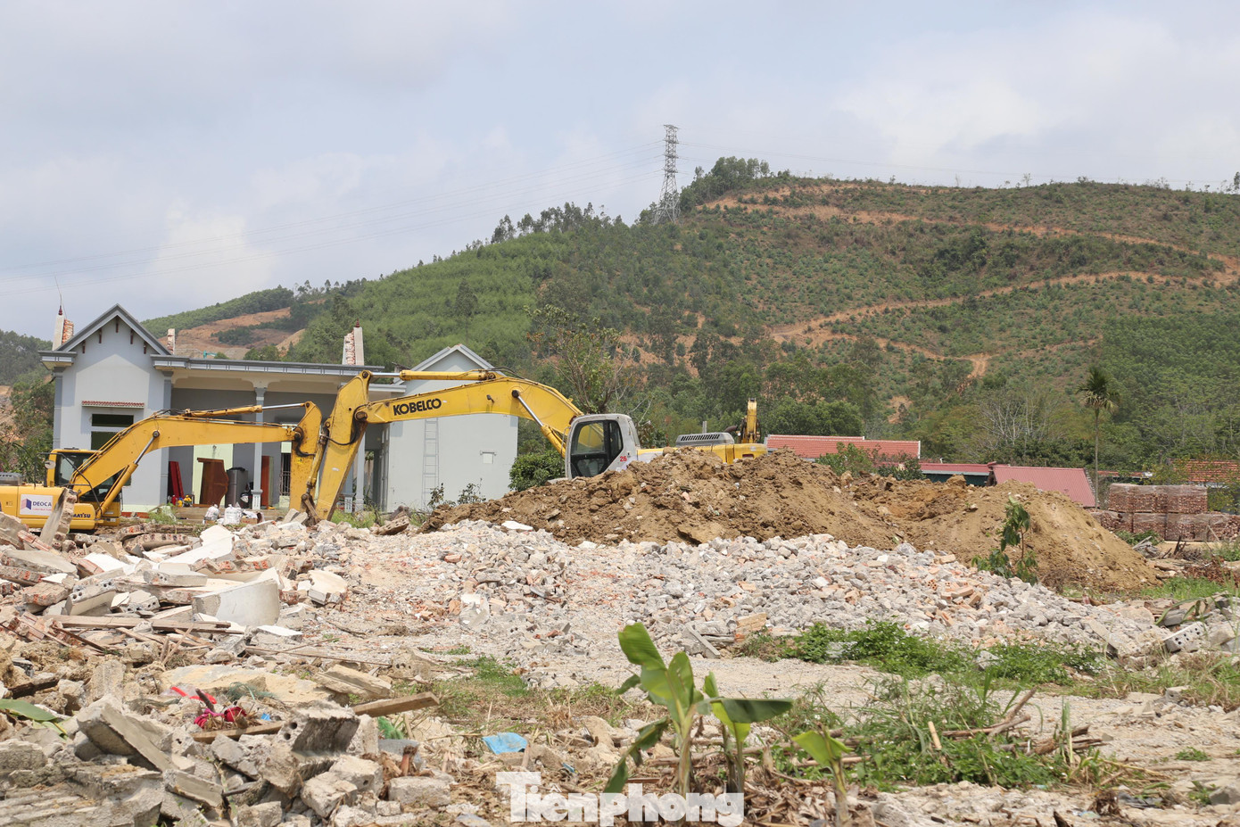 Như Tiền phong đã đưa tin, ngày 09/3/2022 Phó Chủ tịch Thường trực UBND tỉnh Nghệ An Lê Hồng Vinh có công văn phê bình Chủ tịch thị xã Hoàng Mai và các huyện Diễn Châu, Yên Thành, Hưng Nguyên do trước đó không thực hiện nghiêm chỉ đạo về công tác giải phóng mặt bằng, làm chậm tiến độ dự án đường bộ cao tốc Bắc - Nam đoạn qua địa bàn tỉnh Nghệ An. Như Tiền phong đã đưa tin, ngày 09/3/2022 Phó Chủ tịch Thường trực UBND tỉnh Nghệ An Lê Hồng Vinh có công văn phê bình Chủ tịch thị xã Hoàng Mai và các huyện Diễn Châu, Yên Thành, Hưng Nguyên do trước đó không thực hiện nghiêm chỉ đạo về công tác giải phóng mặt bằng, làm chậm tiến độ dự án đường bộ cao tốc Bắc - Nam đoạn qua địa bàn tỉnh Nghệ An.