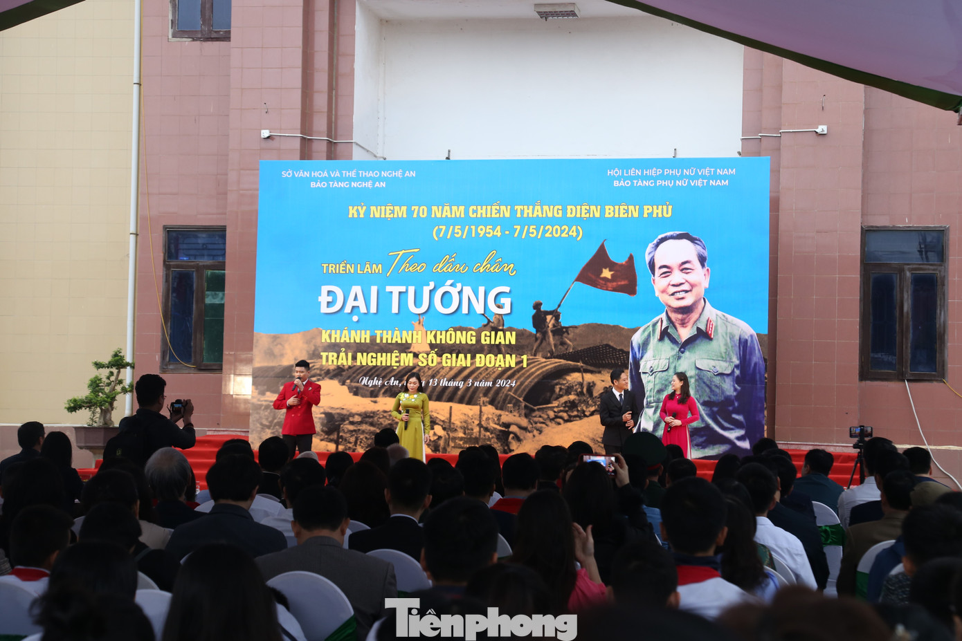 Sáng 13/3, Bảo tàng Nghệ An phối hợp với Bảo tàng Phụ nữ Việt Nam và nhà giáo, nhà báo, nhà thơ Nguyễn Thị Mỹ Dung tổ chức triển lãm “Theo dấu chân Đại tướng”, khánh thành giai đoạn 1 “Không gian trải nghiệm số”. Triển lãm được tổ chức nhằm hướng tới kỷ niệm 70 năm chiến thắng Điện Biên Phủ (7/5/1954 – 7/5/2024), 113 năm ngày sinh Đại tướng Võ Nguyên Giáp (1911- 2024); 80 năm ngày thành lập Quân đội nhân dân Việt Nam (22/12/1944 - 22/12/2024) và 35 năm Ngày hội Quốc phòng toàn dân (22/12/1989 - 22/12/2024).