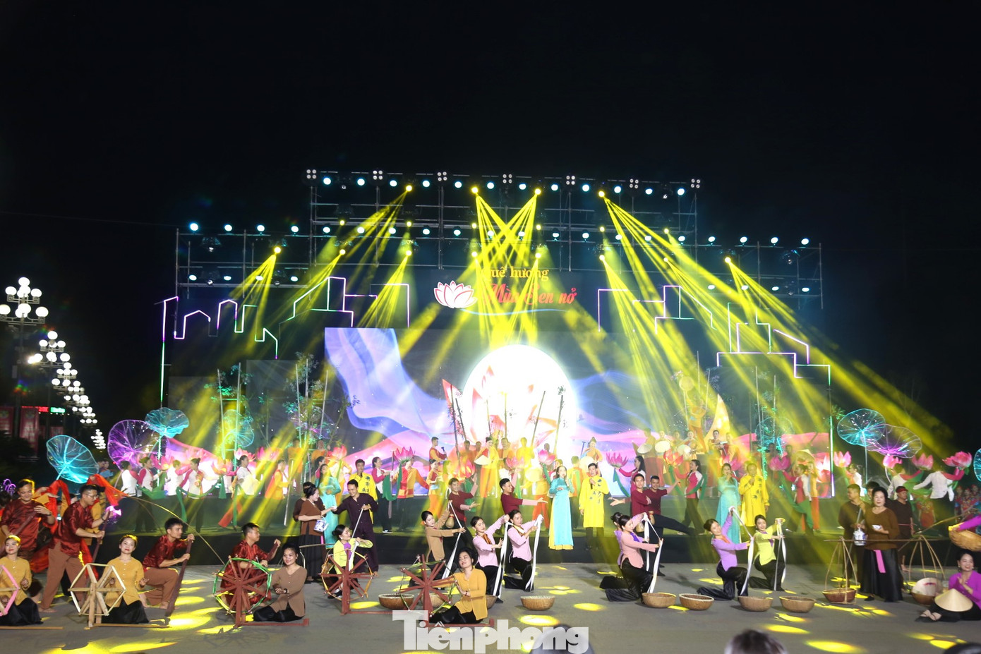 Carnival Lễ hội đường phố với chủ đề Quê hương mùa sen nở là chương trình nằm trong chuỗi sự kiện chào mừng Lễ hội Làng Sen năm 2023 nhân kỷ niệm 155 năm Năm sinh Bà Hoàng Thị Loan, 133 năm Ngày sinh Chủ tịch Hồ Chí Minh.