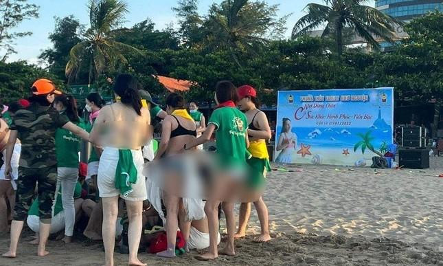 Hình ảnh nhóm phụ nữ cởi quần áo, đồ lót để tham gia trò chơi gây phản cảm Hình ảnh nhóm phụ nữ cởi quần áo, đồ lót để tham gia trò chơi gây phản cảm