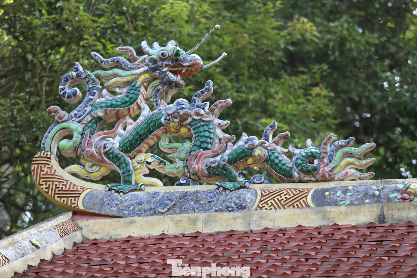 Trên mái các tòa điện là kiến trúc rồng phượng.