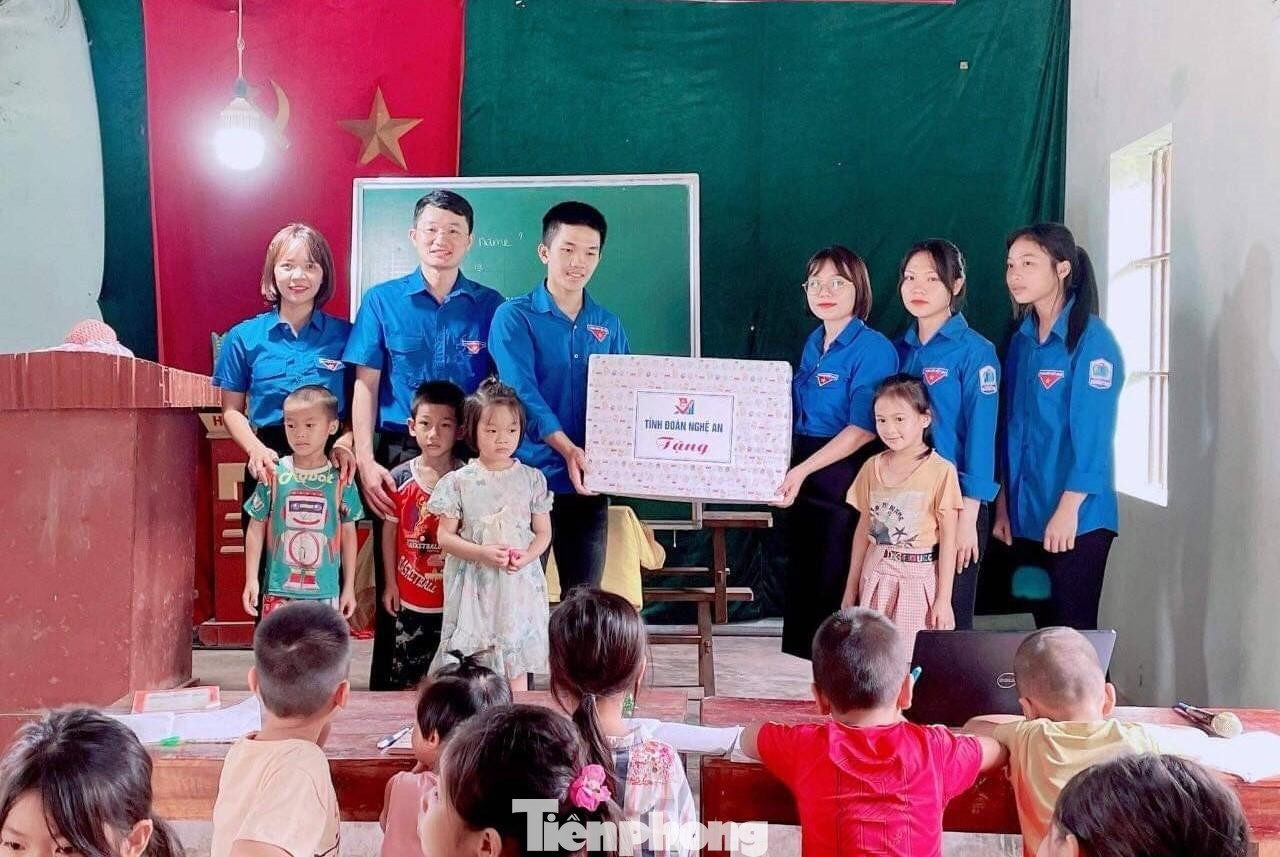 Tại huyện Yên Thành, đại diện Tỉnh Đoàn Nghệ An đã thăm và tặng quà cho các em nuôi của Đoàn chuẩn bị bước vào năm học mới tại Thị trấn Yên Thành và tặng quà cho lớp học Tiếng Anh miễn phí tại xã Trung Thành.