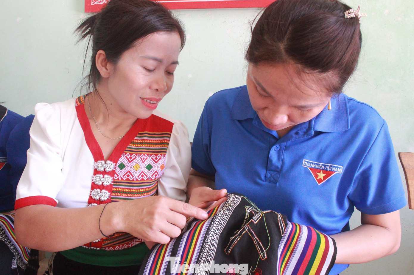 Đoàn viên, thanh niên học thêu váy Thái