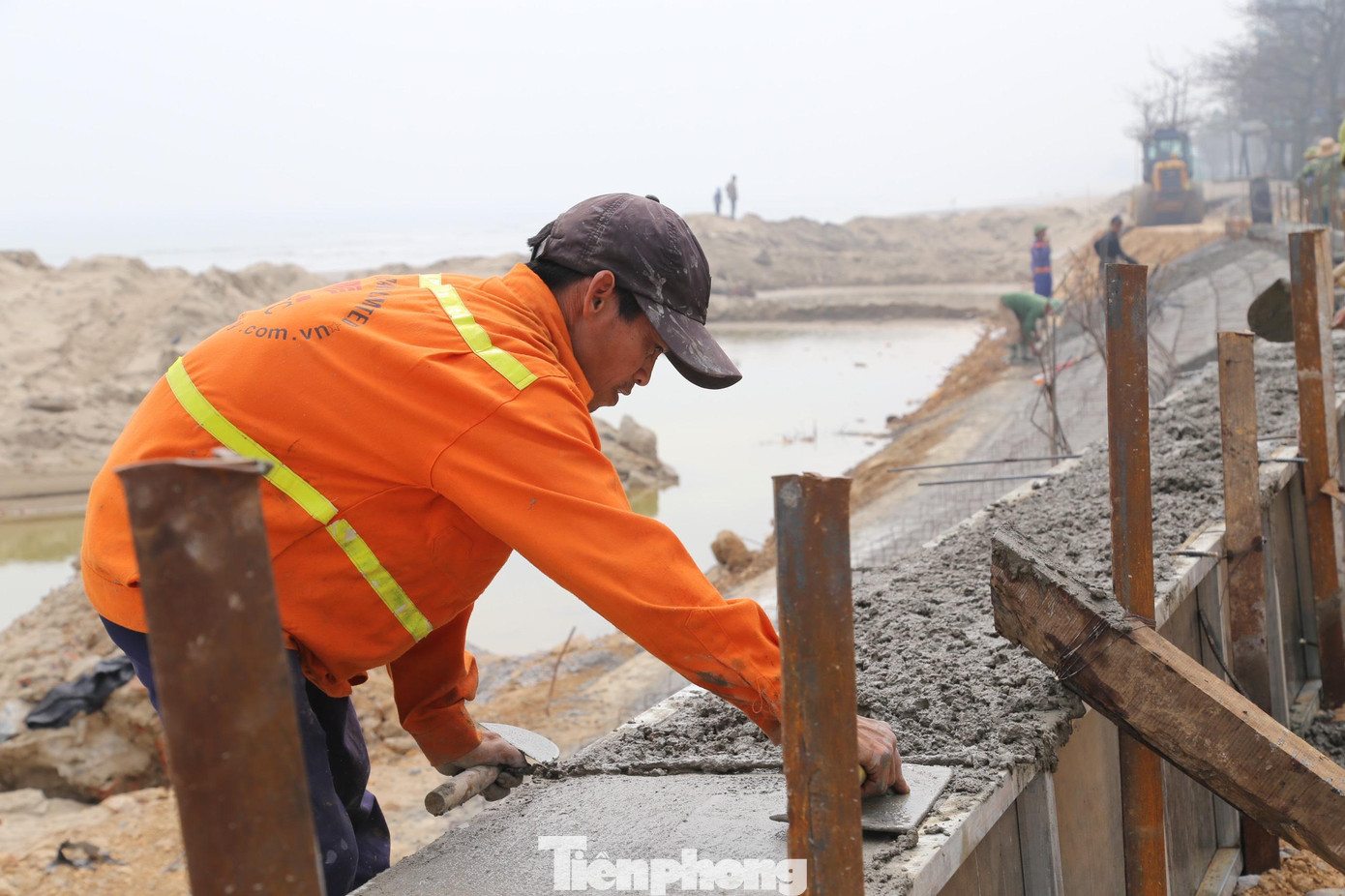 Gấp rút hoàn thiện tuyến bờ kè dọc bãi biển Cửa Lò bị sóng đánh nứt toác hồi tháng 10/2021