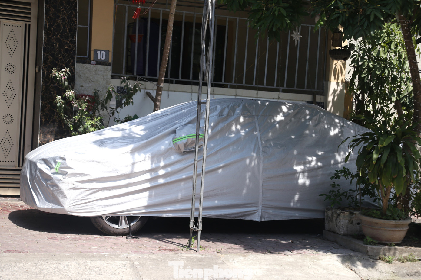 Chăn bông, bìa cát tông,… được tận dụng để chống nắng cho ô tô, xe máy.