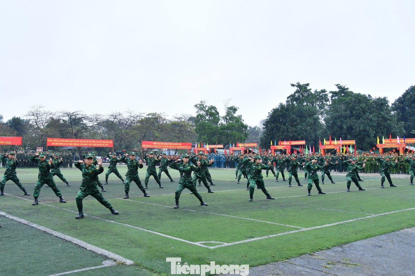 Trong buổi lễ ra quân, lực lượng vũ trang tỉnh Nghệ An đã biểu diễn nhiều bài võ thuật đẹp mắt. Trong ảnh là trinh sát biên phòng các bài võ với dao găm.