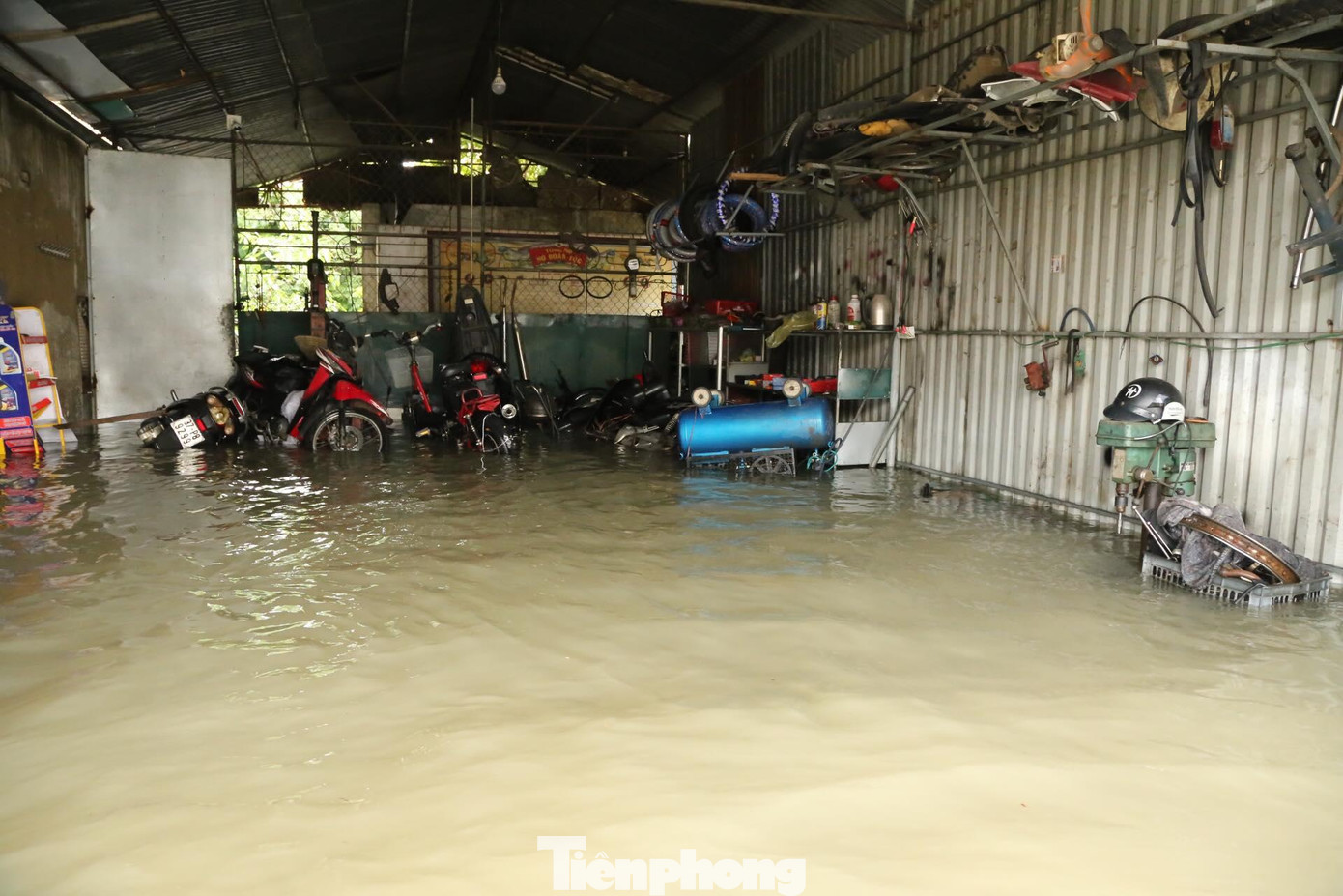 Nhiều khu vực ở thị trấn Cầu Giát, huyện Quỳnh Lưu vẫn đang ngập sâu