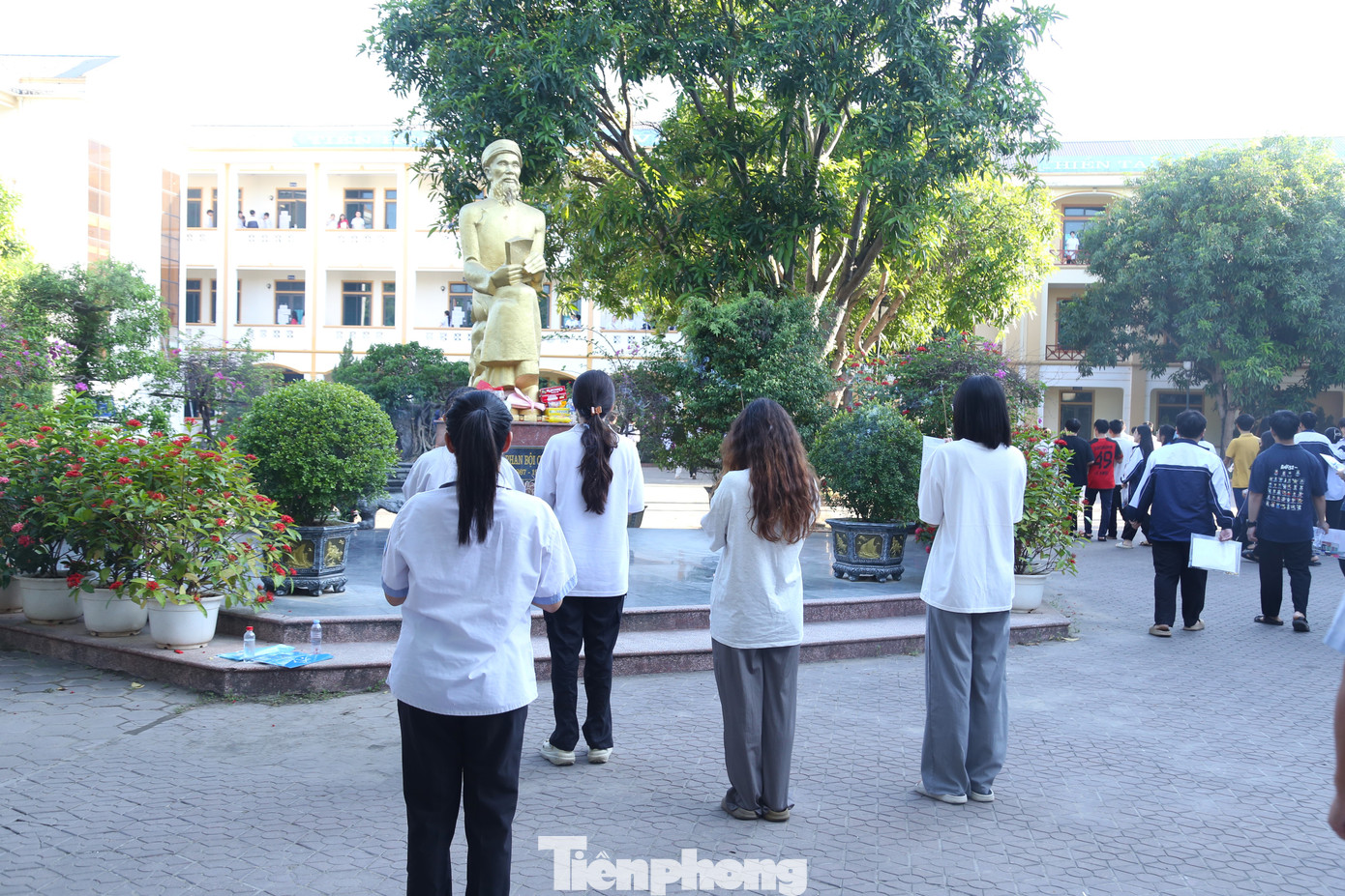Thành tâm trước tượng đài cụ Phan Bội Châu, tất cả thí sinh đều mong muốn bước vào kỳ thi với nhiều may mắn.