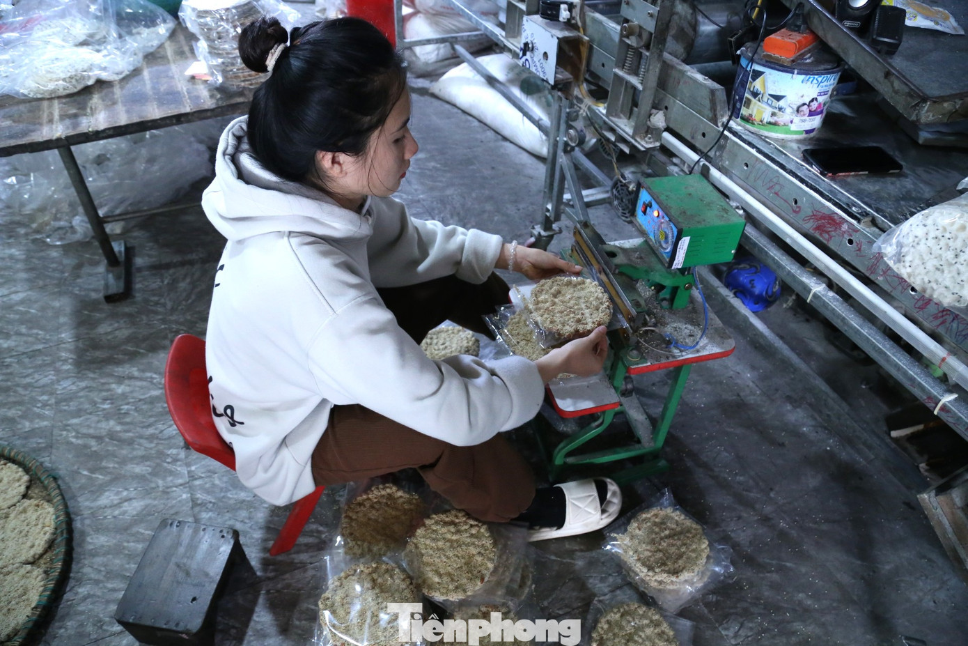 Những năm trước, nghề làm bánh kẹo truyền thống hoàn toàn bằng thủ công. Hiện nay, nhiều hộ sản xuất đã đầu tư máy móc hiện đại vào các công đoạn để nâng cao năng suất lao động, đảm bảo vệ sinh an toàn thực phẩm.