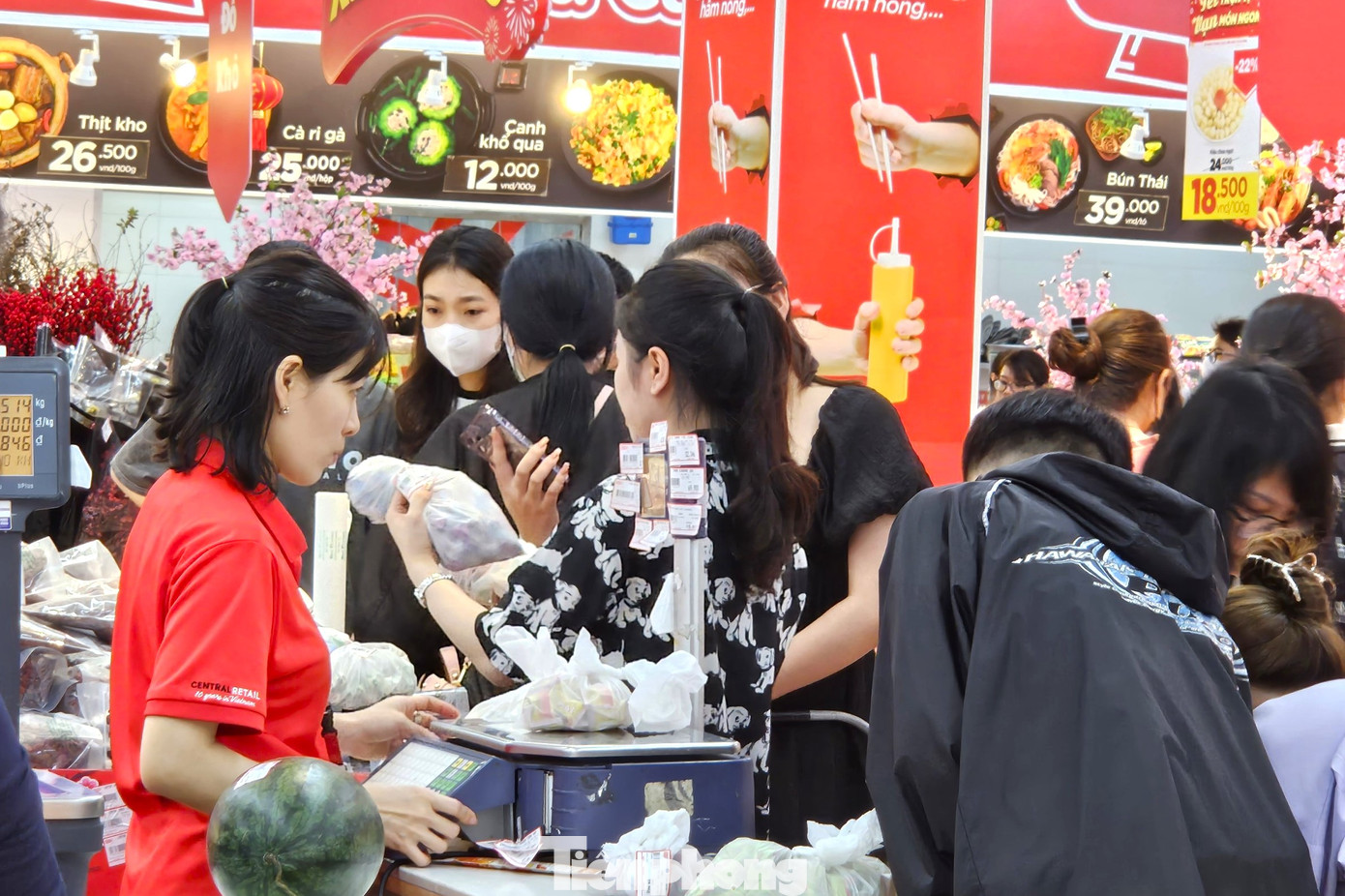 Nhân viên siêu thị hoạt động hết công suất.