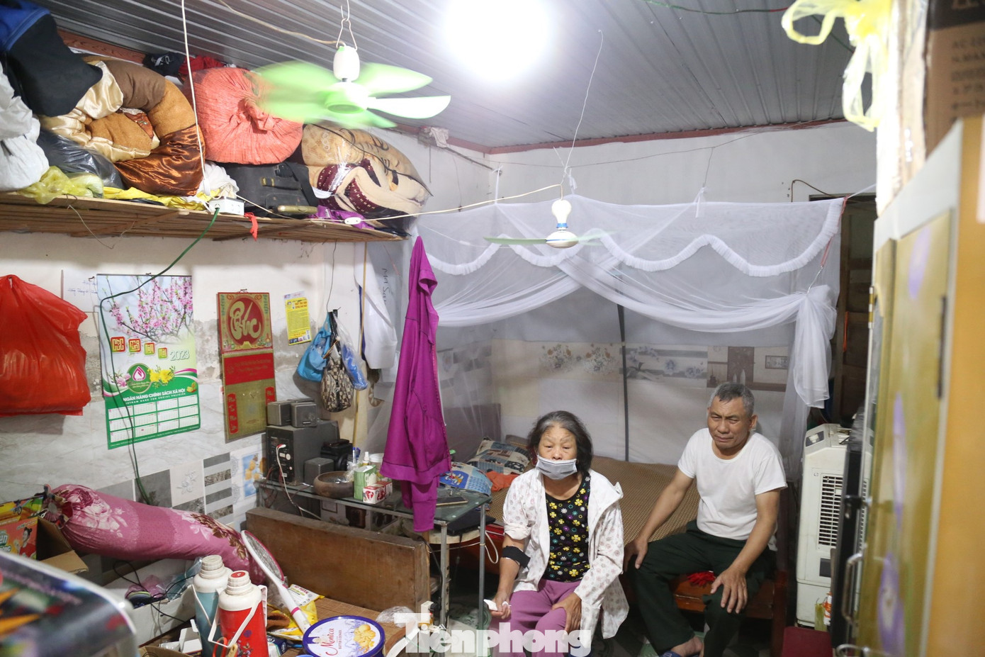 Những người bệnh ở đây đủ mọi lứa tuổi, đến từ nhiều huyện khác nhau. Họ đều có chung hoàn cảnh là nghèo khó và mắc căn bệnh suy thận, phải lọc máu hằng tuần để kéo dài sự sống. Một tuần mỗi người phải chạy thận ba buổi.