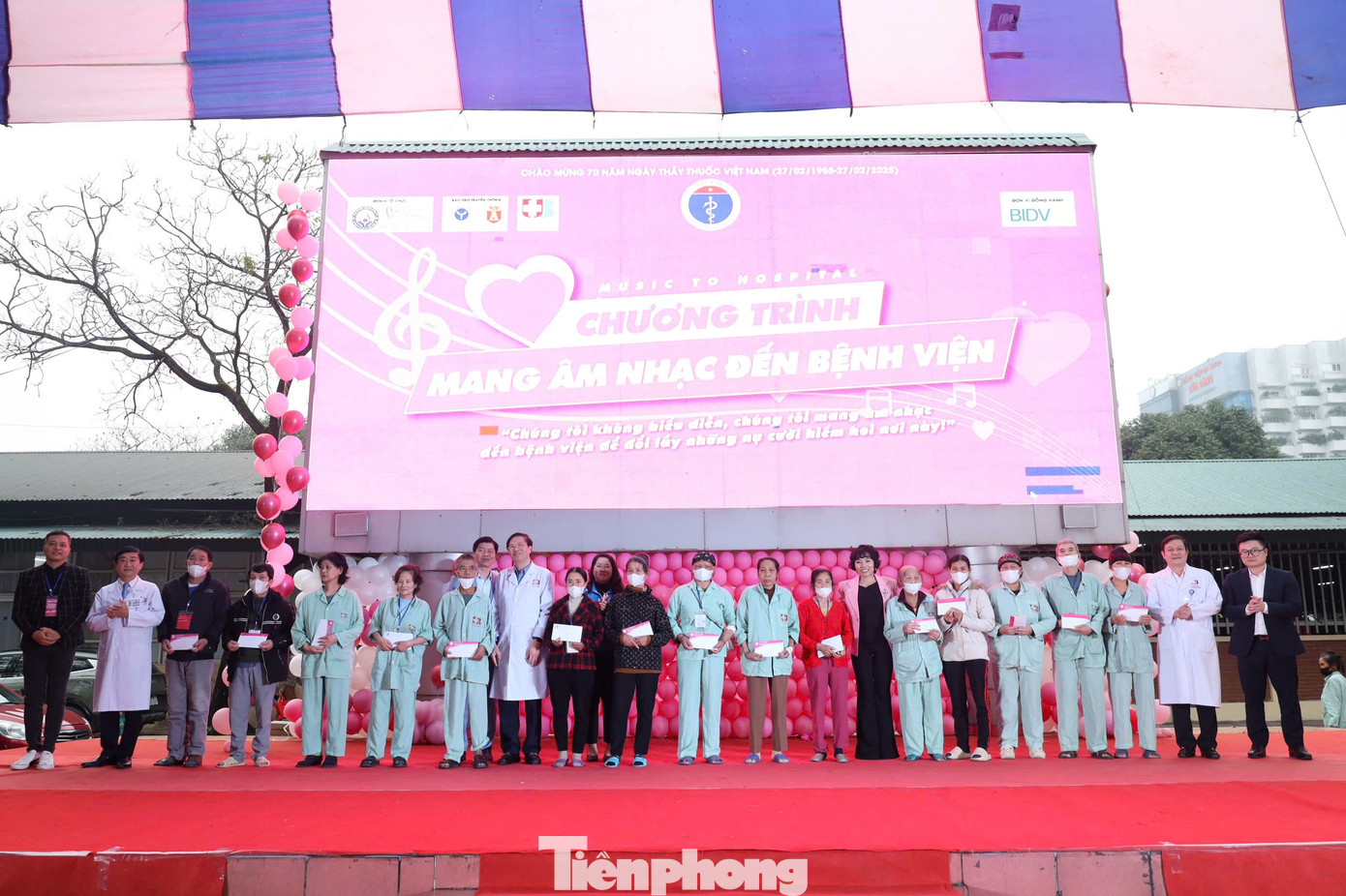 Trao tặng 20 phần quà cho 20 bệnh nhân khó khăn