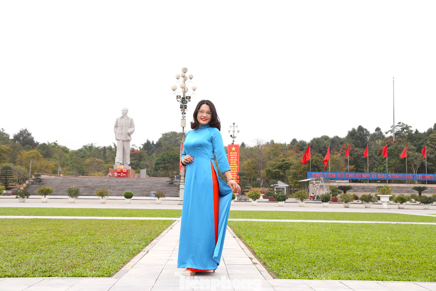 “Tôi yêu áo dài. Áo dài vừa duyên dáng lại kín đáo, phù hợp tại công sở và các sự kiện quan trọng. Áo dài là niềm tự hào của người Việt, nét văn hóa dân tộc. Hình ảnh người phụ nữ trong tà áo dài truyền thống góp phần tôn vinh vẻ đẹp chiếc áo dài và vẻ đẹp của phụ nữ Việt Nam”, chị Phan Hoài (SN 1987, trú TP Vinh) tâm sự.