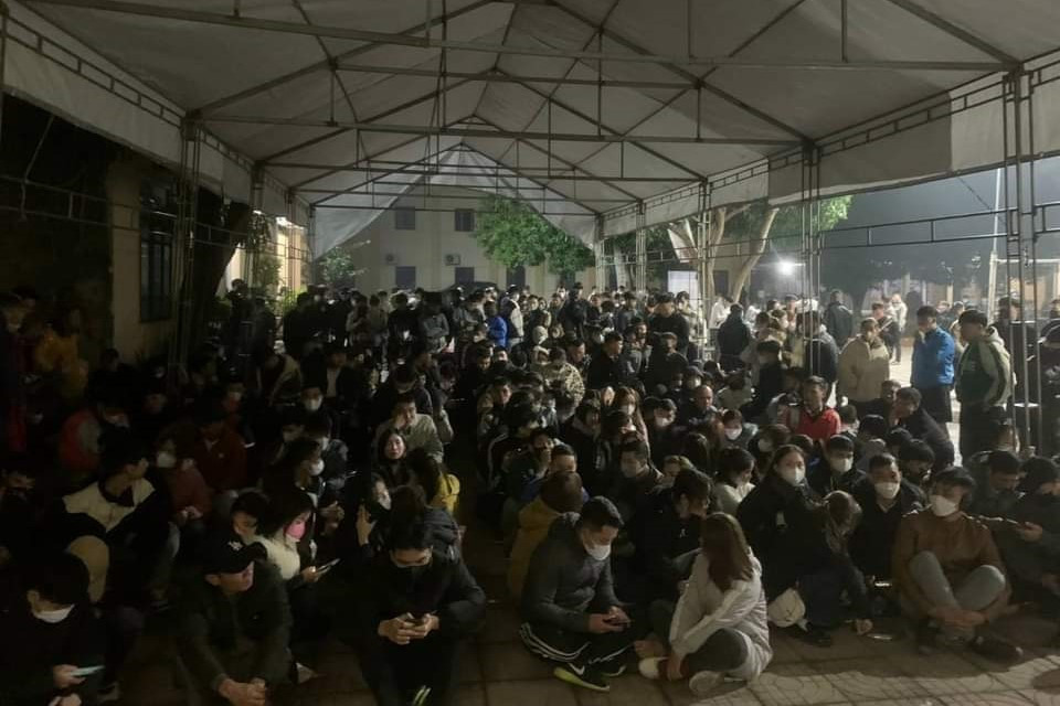 Người lao động chờ đến đêm muộn để đăng ký dự thi tiếng Hàn đợt 1.