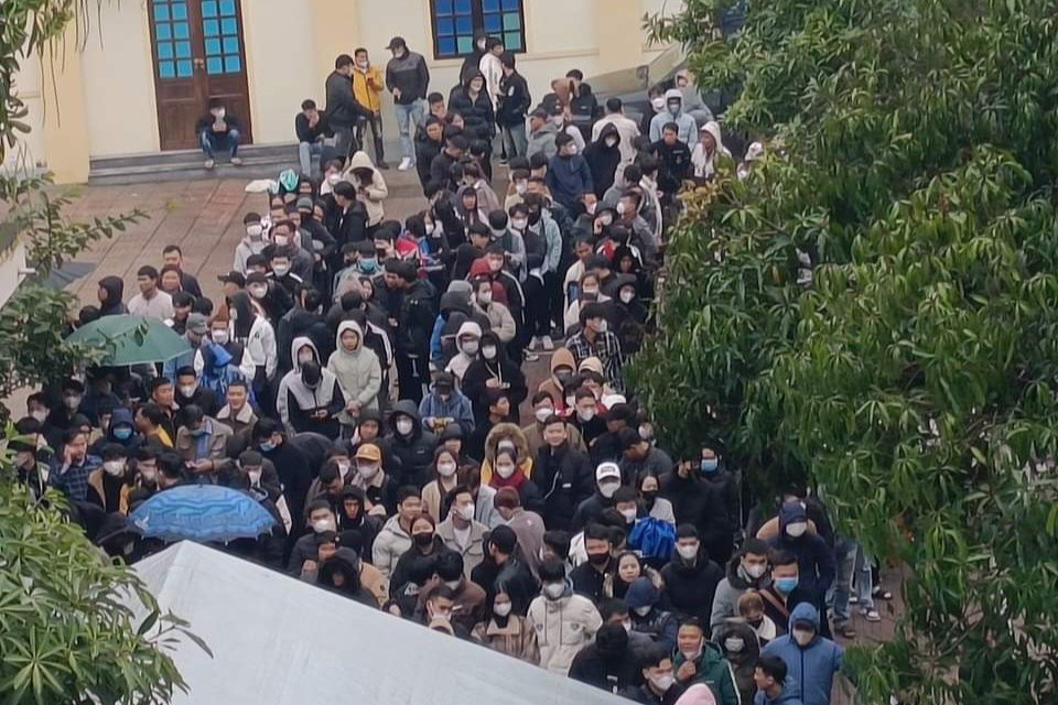 Trung tâm Dịch vụ việc làm Nghệ An luôn trong tình trạng chật kín người.