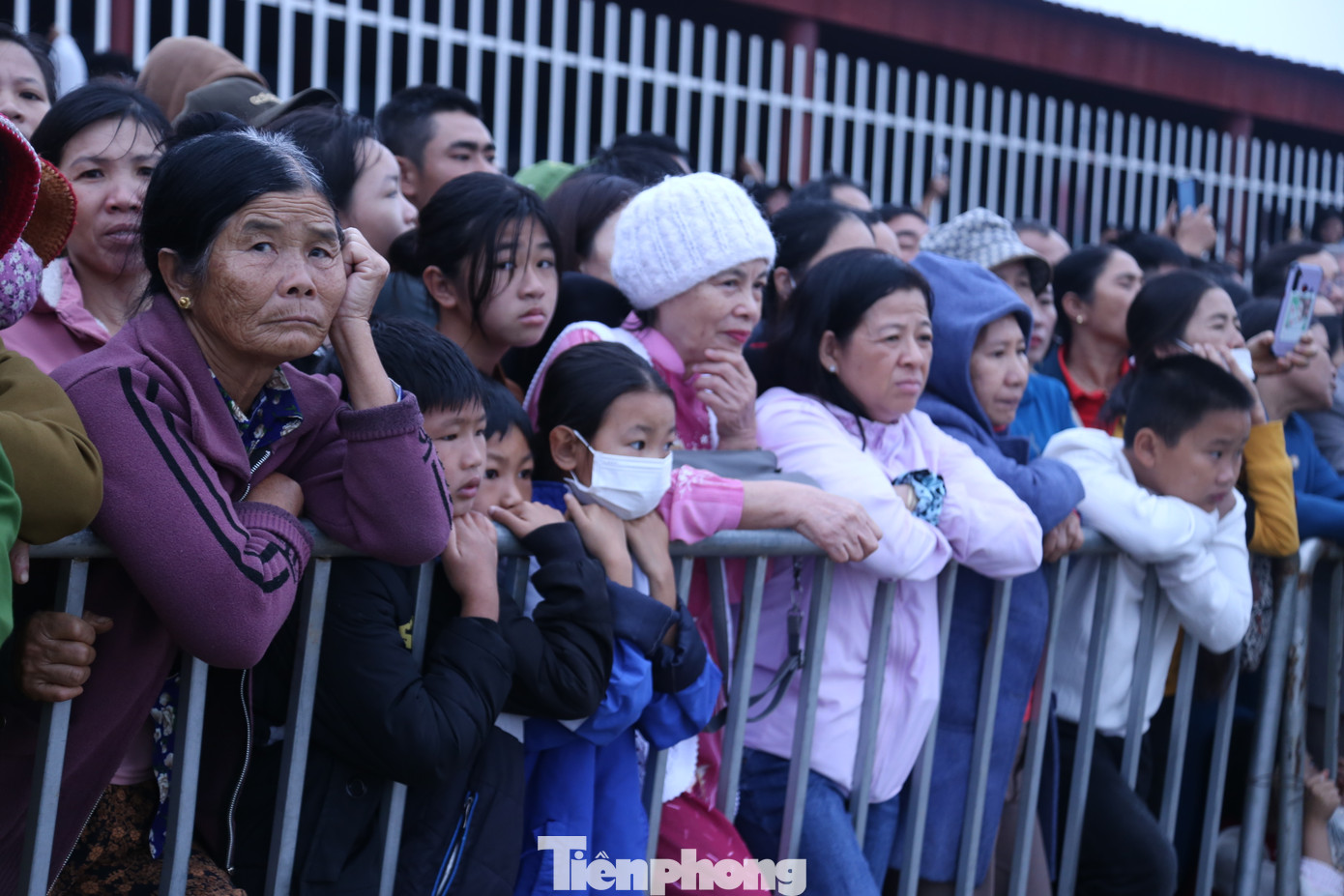 Người dân có mặt từ sáng sớm để tham dự lễ cầu ngư.