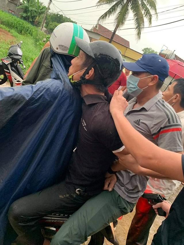 Nghi phạm Tuấn bị bắt giữ sau khi gây án mạng kinh hoàng chiều 1/8