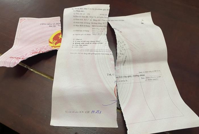 Bìa đỏ bị xé nát Bìa đỏ bị xé nát