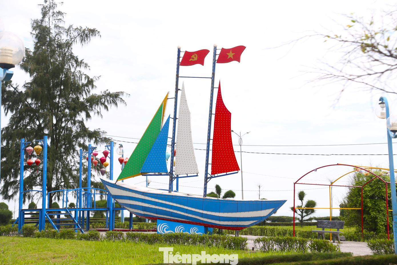 Theo ghi nhận, dọc các tuyến đường, công nhân đang đẩy nhanh tiến độ hoàn thành các điểm check-in, trang trí các tiểu cảnh để phục vụ du khách. Theo ghi nhận, dọc các tuyến đường, công nhân đang đẩy nhanh tiến độ hoàn thành các điểm check-in, trang trí các tiểu cảnh để phục vụ du khách.