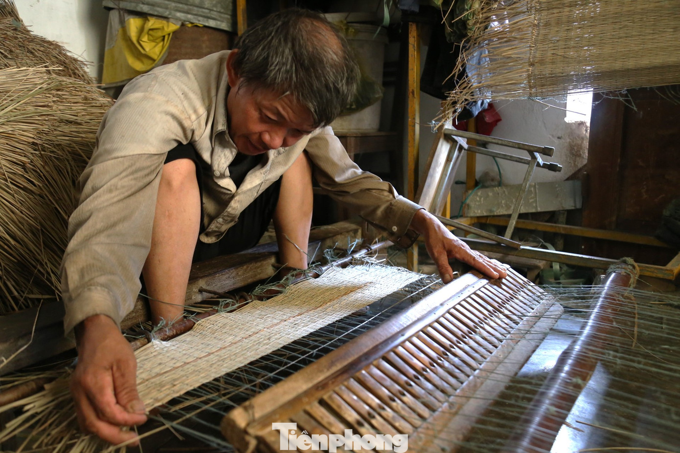 Theo ông Toản, nghề dệt chiếu cói nghe qua tưởng đơn giản nhưng rất kỳ công. Một tấm chiếu đến tay khách hàng phải trải qua 5 bước chính gồm chuẩn bị cói, dây đay, vào khung, dệt và hoàn thiện sản phẩm.