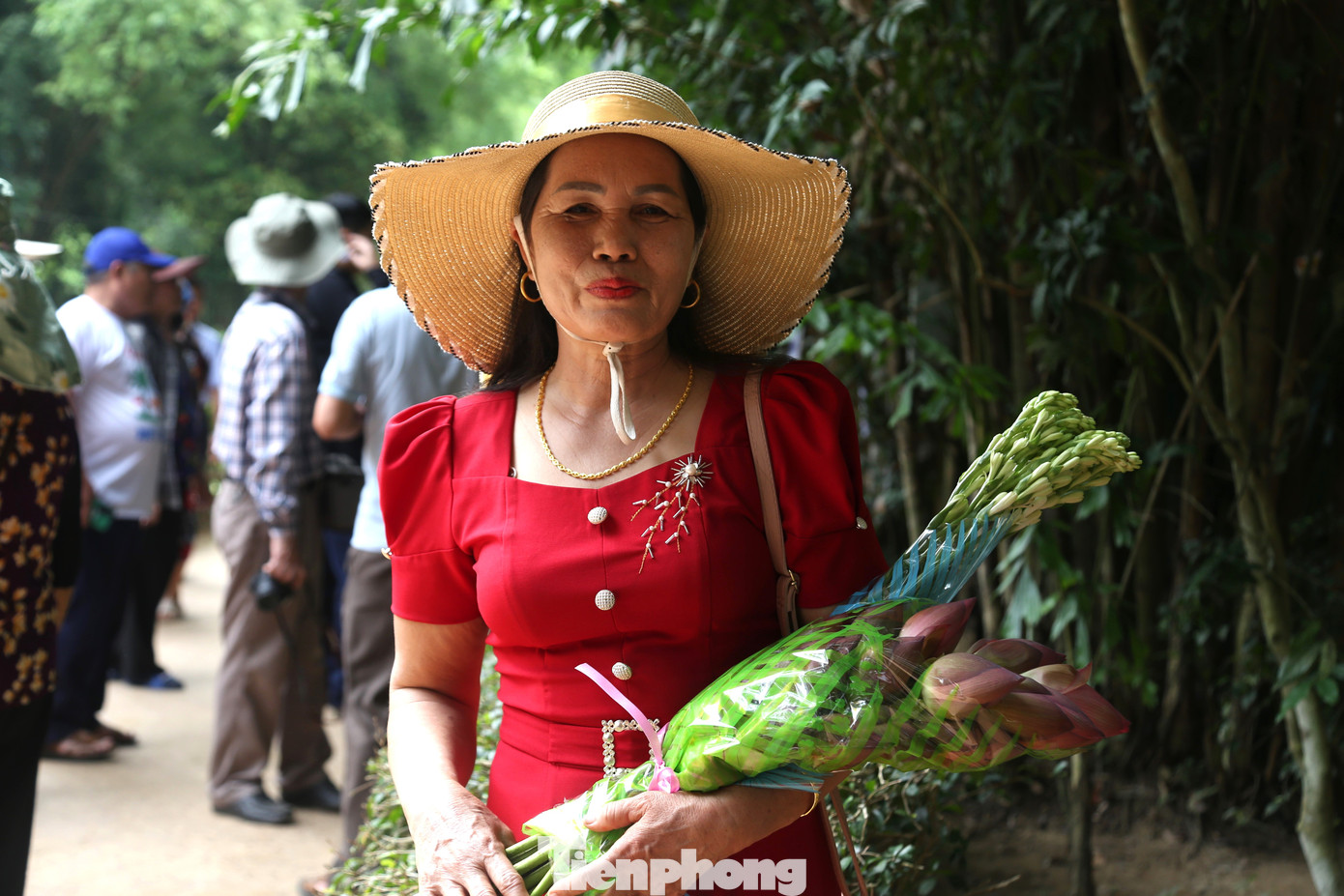 Du khách mua hoa sen vào Khu di tích Kim Liên dâng lên Bác trong dịp kỷ niệm 134 năm ngày sinh của Người.