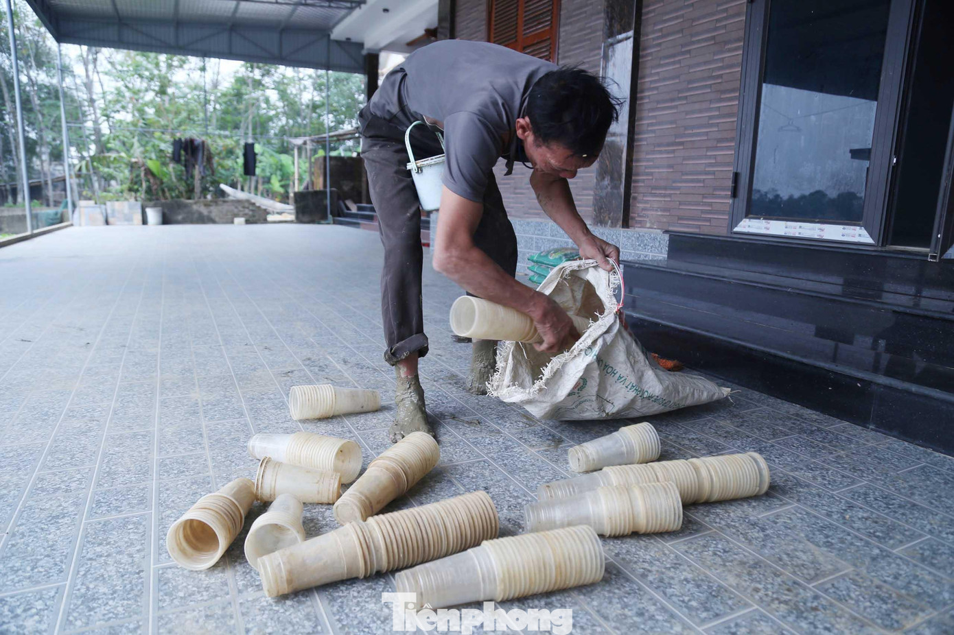 Sáng sớm, ông Võ Văn Quế (SN 1968, trú xóm Phú Xuân, xã Châu Nhân, huyện Hưng Nguyên, Nghệ An) đã chuẩn bị hàng trăm ống nhựa để ra đồng săn cáy. Ông Quế cho biết, ưu điểm của cốc nhựa là gọn nhẹ, có thể xếp thành từng chồng bỏ vào bì, đỡ cồng kềnh và thao tác thuận lợi khi đi săn. Sáng sớm, ông Võ Văn Quế (SN 1968, trú xóm Phú Xuân, xã Châu Nhân, huyện Hưng Nguyên, Nghệ An) đã chuẩn bị hàng trăm ống nhựa để ra đồng săn cáy. Ông Quế cho biết, ưu điểm của cốc nhựa là gọn nhẹ, có thể xếp thành từng chồng bỏ vào bì, đỡ cồng kềnh và thao tác thuận lợi khi đi săn.