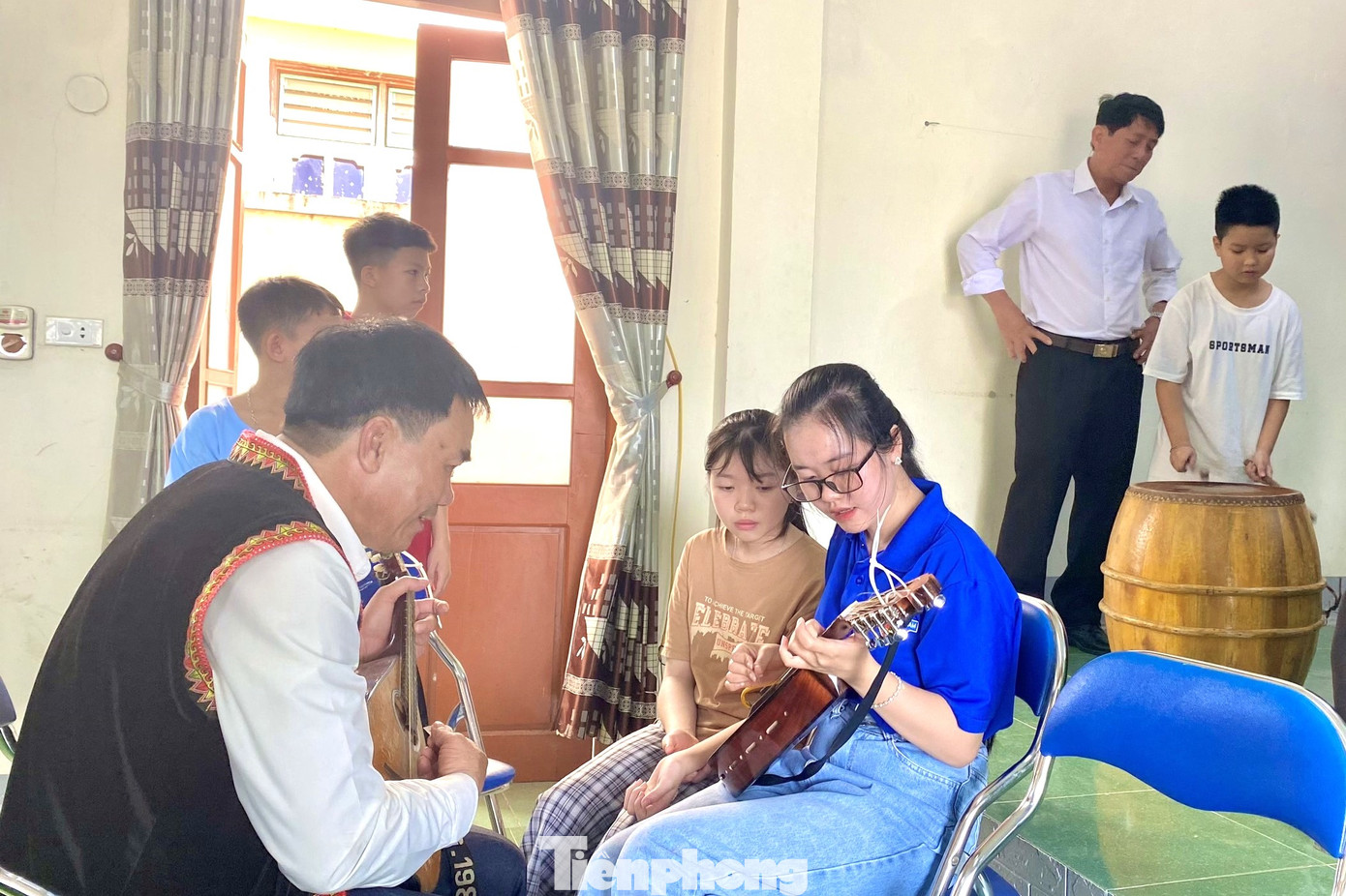 Tại đây, các học viên được Nghệ nhân ưu tú Lương Pắn và các nghệ nhân trong CLB Bảo tồn và phát huy các loại hình nhạc cụ dân tộc huyện Tương Dương hướng dẫn, giảng dạy các loại nhạc cụ như khèn bè, sáo ngang, sáo Mông, tùng tinh, xập xèng, Trống, cồng chiêng, khèn lá....