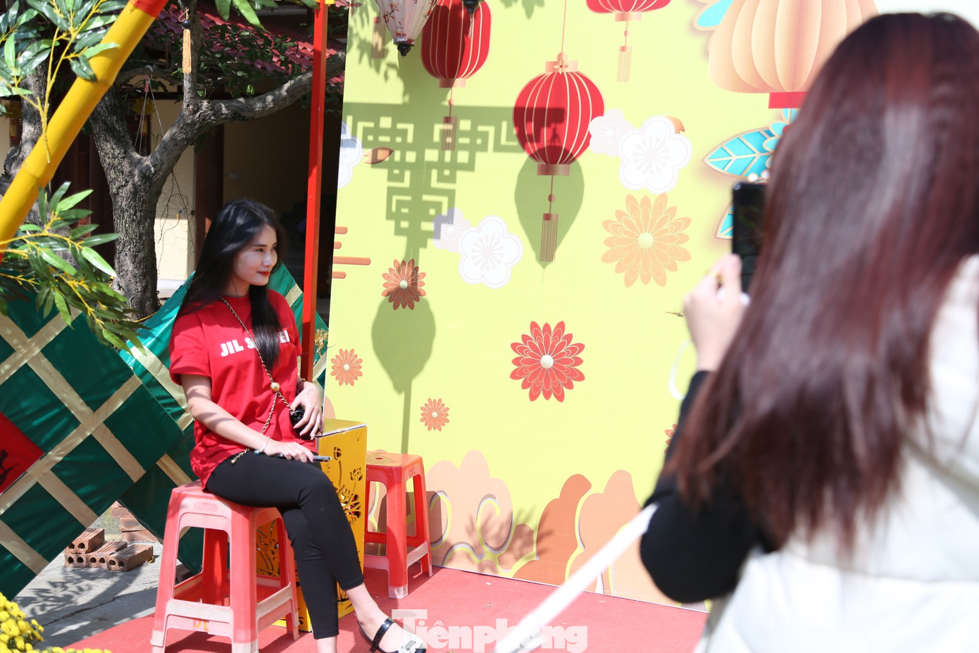 Xung quanh khuôn viên chùa có hàng chục điểm chụp hình lý tưởng để phục vụ người dân, du khách.