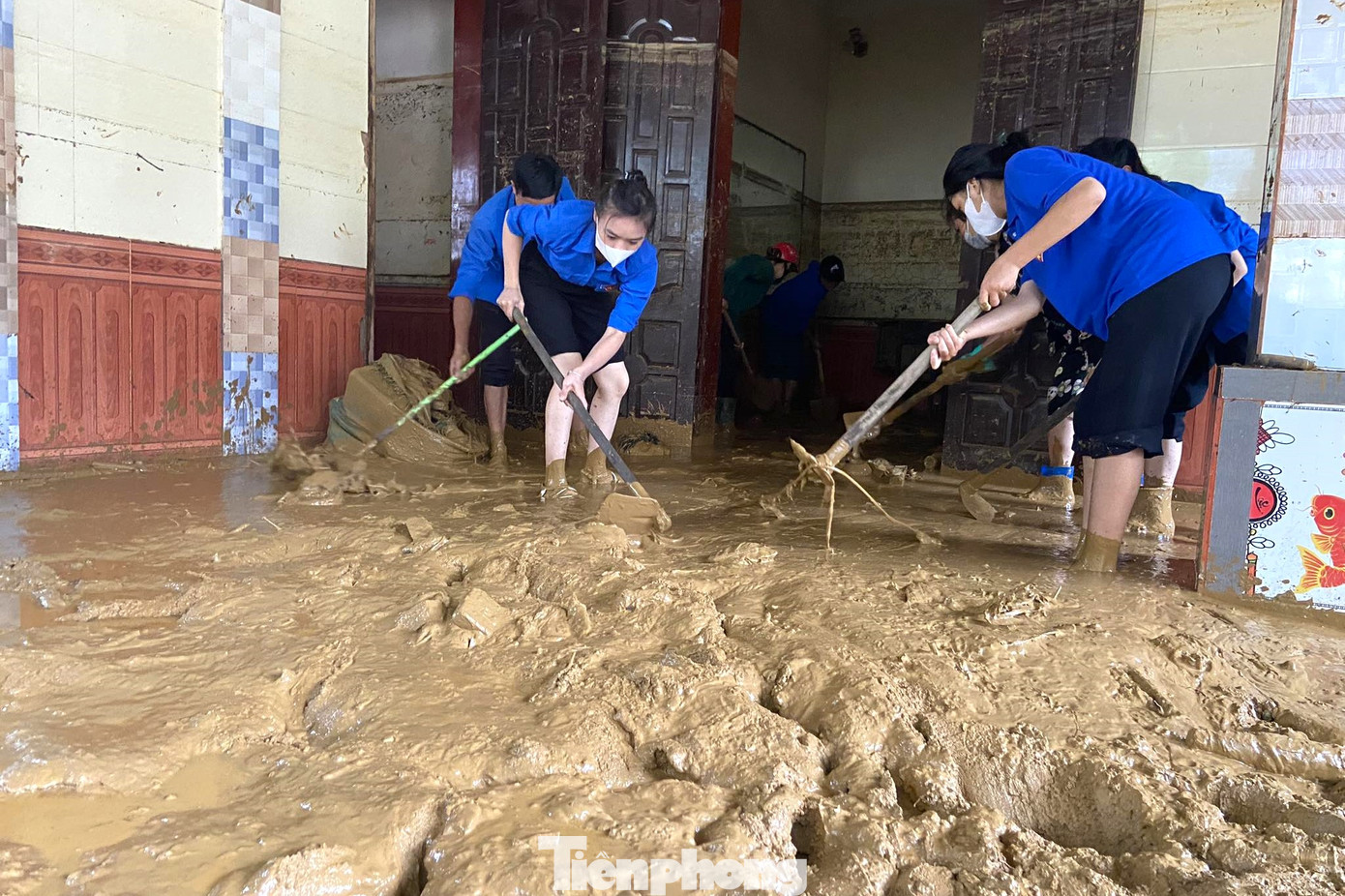 Ngày 28/9, các cấp bộ đoàn trên địa bàn huyện Quỳ Châu, Nghệ An đã tình nguyện hỗ trợ người dân khắc phục hậu quả nặng nề do mưa lũ gây ra. Màu áo xanh tuổi trẻ nhiệt huyết, lội bùn hỗ trợ người dân.