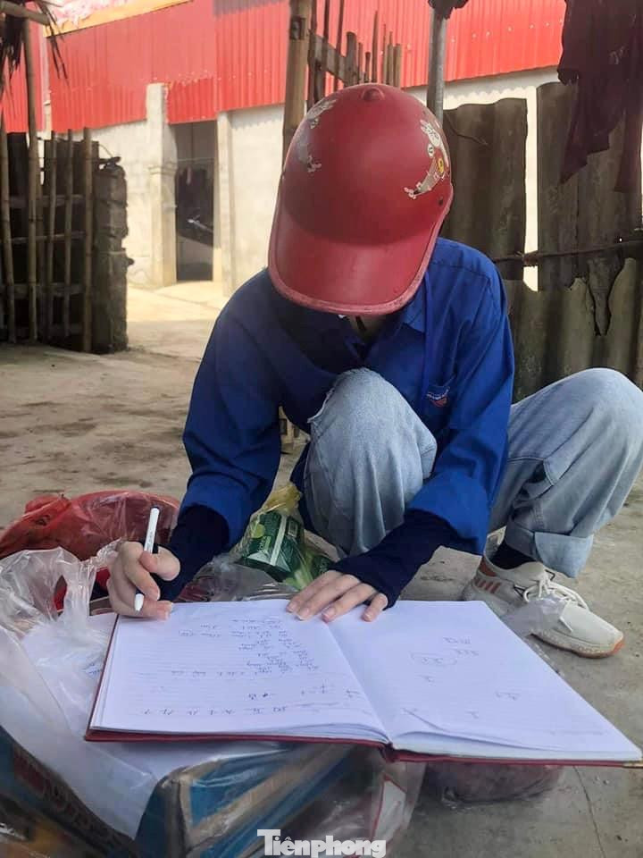 Để không bỏ sót những mặt hàng cần mua, tình nguyện viên ghi đơn hàng vào sổ để tiện theo dõi.