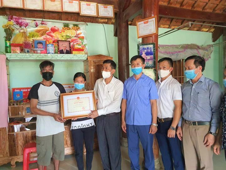 Giám đốc Sở GD&ĐT Nghệ An Thái Văn Thành trao tặng Bằng khen của Bộ GD&ĐT cho gia đình em Lương Mạnh Tuấn