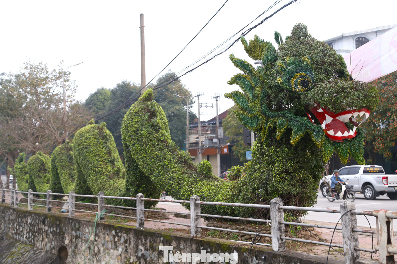Sau khi nhận các ý kiến trái chiều của dư luận, Công ty cổ phần công viên cây xanh TP Vinh đã cho công nhân tới cắt tỉa, tạo dáng lại phần thân, đầu hai con rồng.