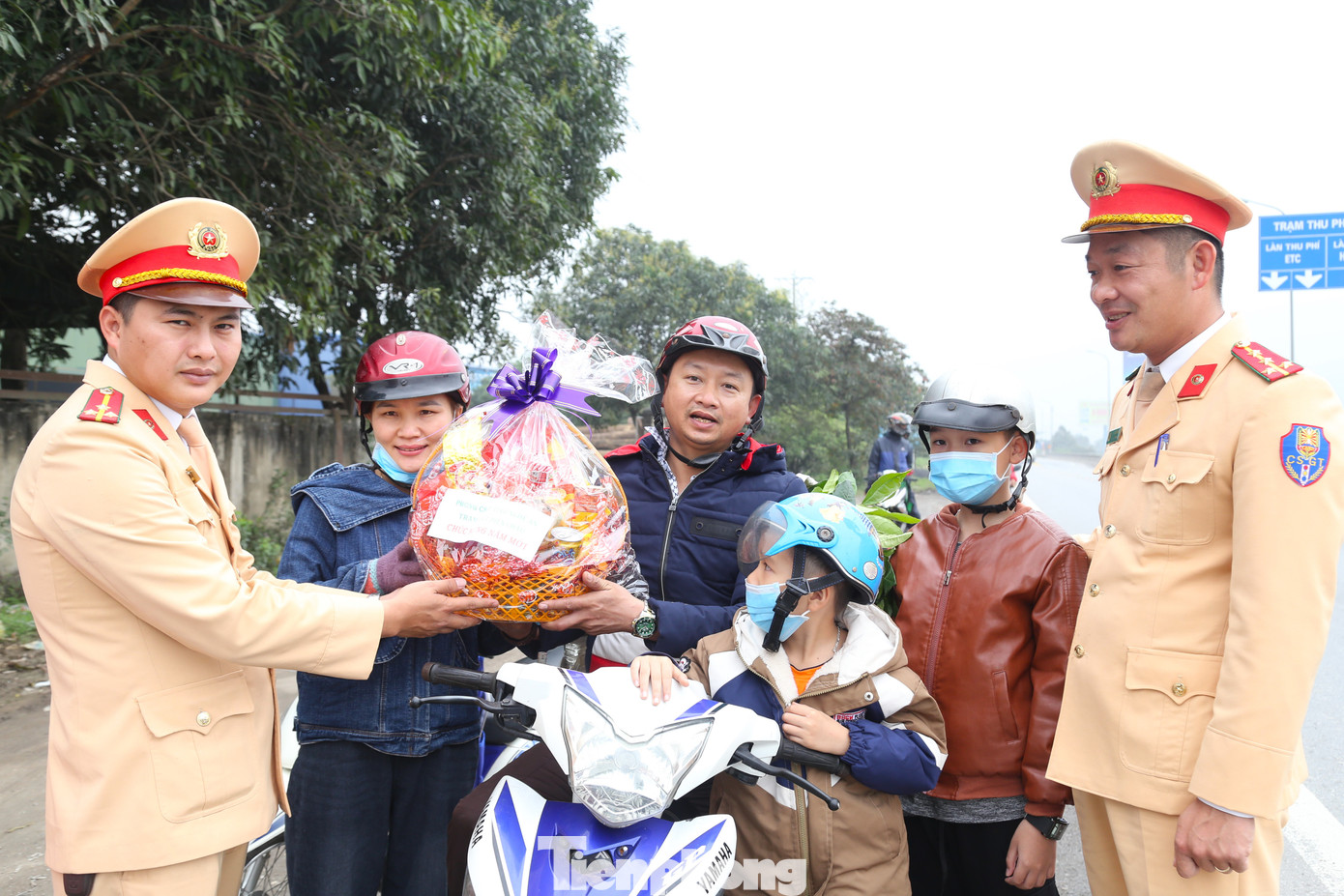 “Chạy xe máy cảm thấy đường xa rất vất vả nhưng khi được các chú CSGT tặng quà, tiếp sức, chúng tôi có động lực để tiếp tục chặng đường còn lại. Cảm ơn các chú CSGT rất nhiều”, chị Vân bày tỏ.
