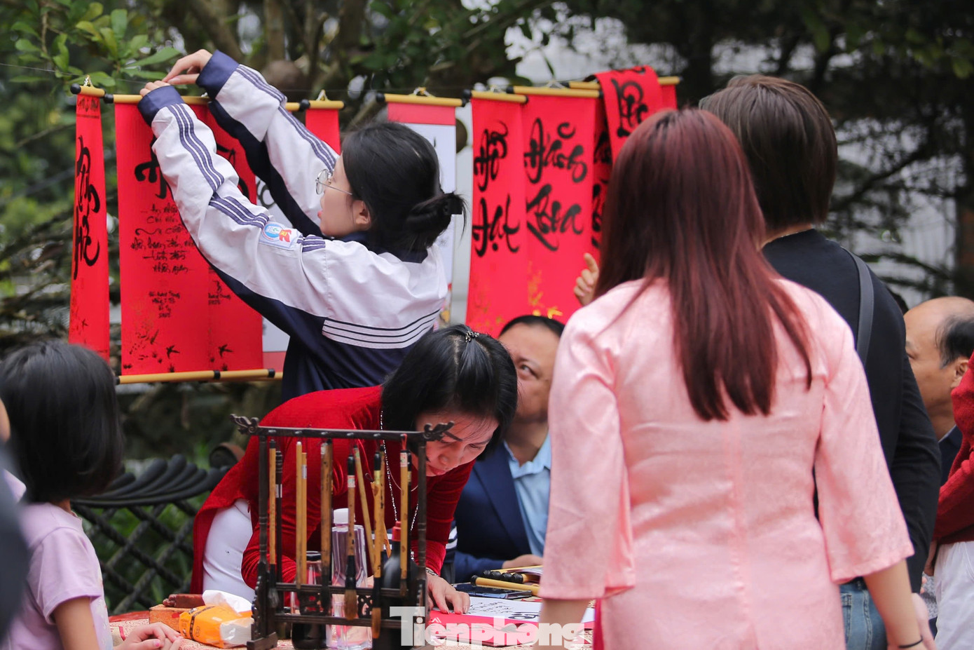 Người dân và các em học sinh xin chữ đầu năm.