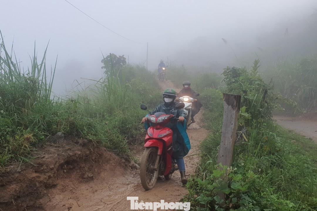Ông Vừ Nỏ Dềnh - Chủ tịch UBND xã Tây Sơn cho biết: “Đây là tuyến đường độc đạo vào xã, phục vụ cho 6 bản, trên 300 hộ dân. Sau mưa lũ xã đã huy động bà con các bản dùng cuốc, thuổng, lao động thủ công để tạm thời khắc phục đường hư hỏng. Trước mắt, người dân tự mở các lối nhỏ để đi xe máy và đi bộ, còn ô tô thì chưa thể lưu thông”.