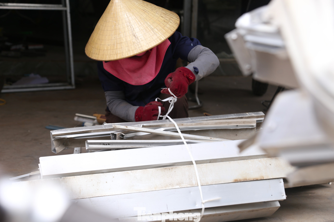 “Nghề này phải rong ruổi khắp phố. Không kể nắng mưa, ngày lễ, tôi đều đi mua phế liệu. Hôm gặp may thì mua được đầy xe. Nhưng cũng có những hôm không thu mua được gì”, bà Thuấn chia sẻ.