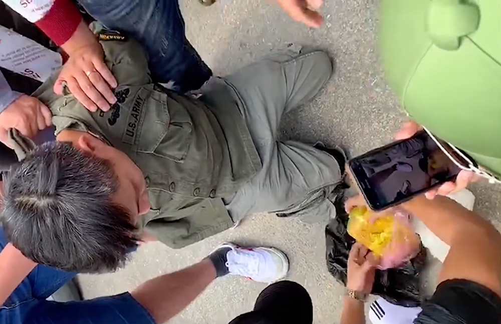 Công an thu giữ 1 bánh ma túy trên người các đối tượng.