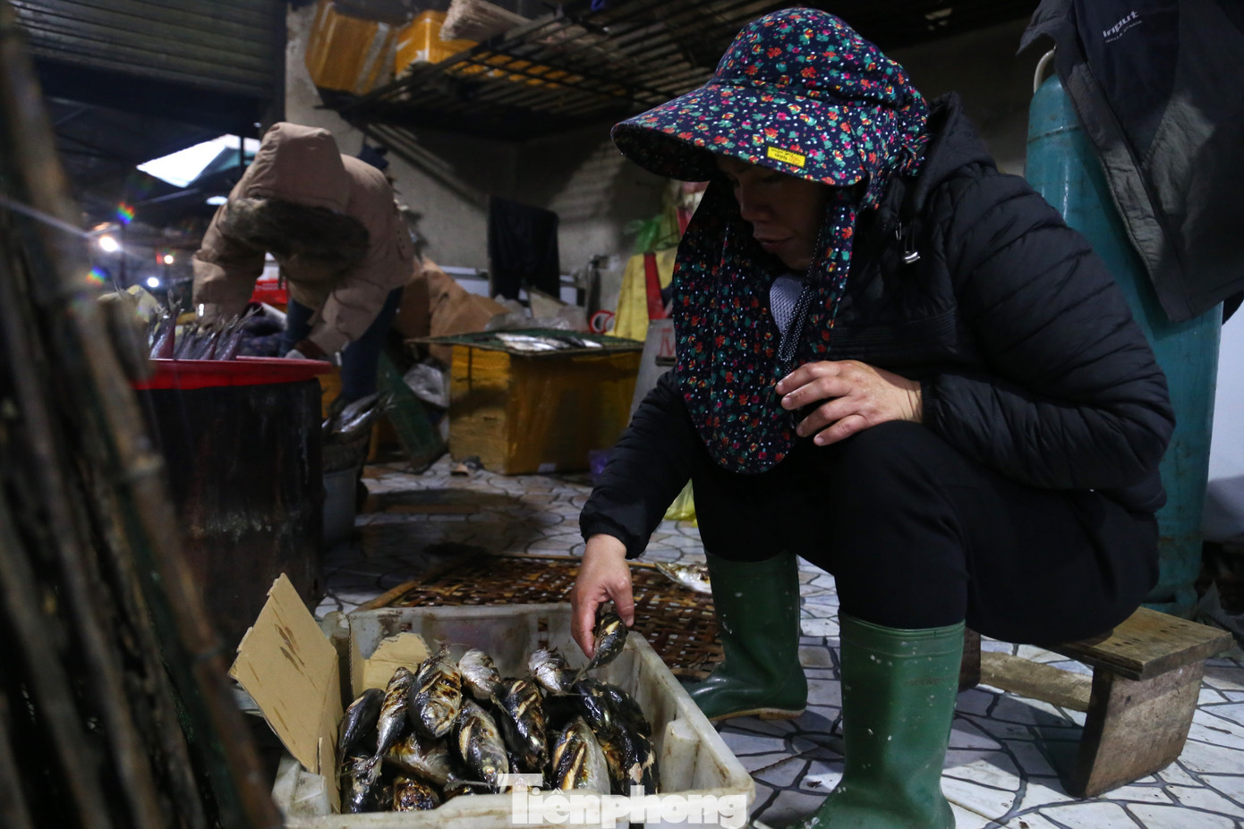 Ông Nguyễn Tiến Lợi - Chủ tịch Hội Nông dân phường Nghi Thủy cho hay: “Địa phương có 124 tàu thuyền các loại. Phát huy tiềm năng lợi thế của một xã ven biển, những năm qua, địa phương đã tập trung đầu tư phát triển đa dạng các phương thức đánh bắt và chế biến hải sản, trong đó nướng cá biển được xem là nghề mang lại thu nhập ổn định cho người dân”. Trong ảnh, lái buôn gom hàng chở đi bán tại các chợ trên địa bàn.