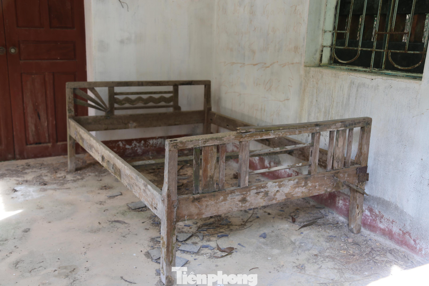 Nhà bảo vệ bỏ hoang, bên trong chỉ còn vài thang gỗ mục nát.