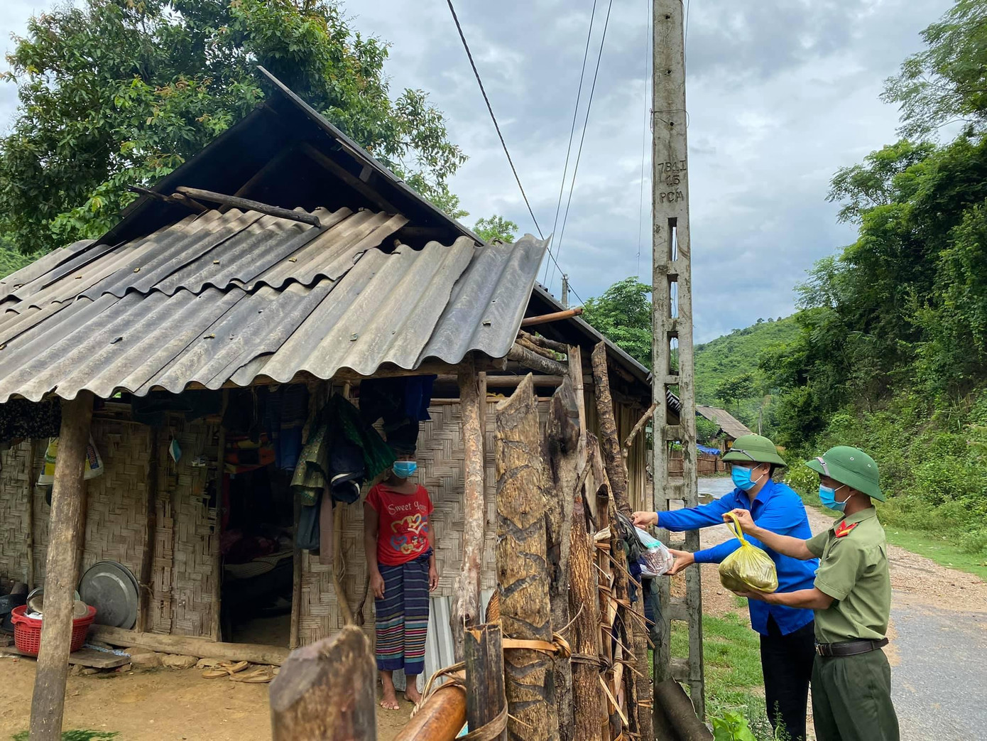 Hỗ trợ thực phẩm cho bà con bị cách ly