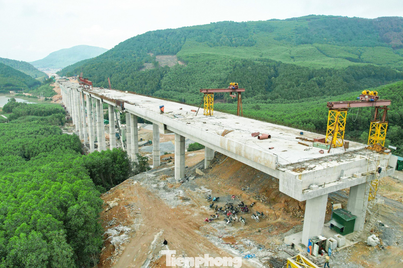 Trên tuyến cao tốc Diễn Châu - Bãi Vọt, theo hướng từ Bắc vào Nam, đầu tiên là cầu Xuân Dương 1, đến cầu Xuân Dương 2, qua hầm Thần Vũ là cầu Thần Vũ 2 và cuối cùng là cầu Ồ Ồ. Để làm cầu, một số vị trí đơn vị thi công đã phải san cả vạt đồi.
