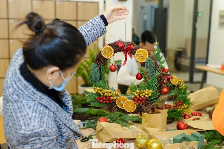 Vòng nguyệt quế là một biểu tượng quen thuộc và đặc trưng vào dịp lễ Giáng sinh. Không chỉ là vật dùng để trang trí mà nó còn mang ý nghĩa sâu sắc về sự sống và hy vọng.