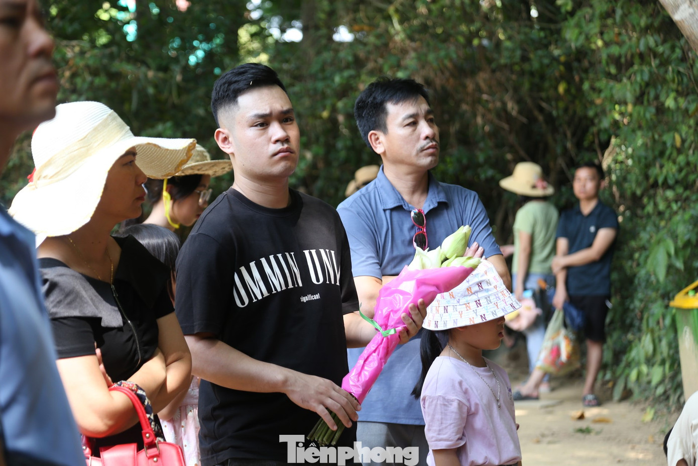 Du khách nghe thuyết minh viên kể về cuộc đời và sự nghiệp của Chủ tịch Hồ Chí Minh.